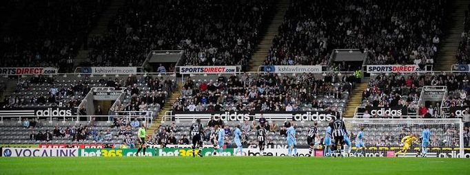 Poloprázdný St. James Park. Ne snad že by pohár v Anglii táhl diváky tak málo, to je proto, že Newcastle je v krizi