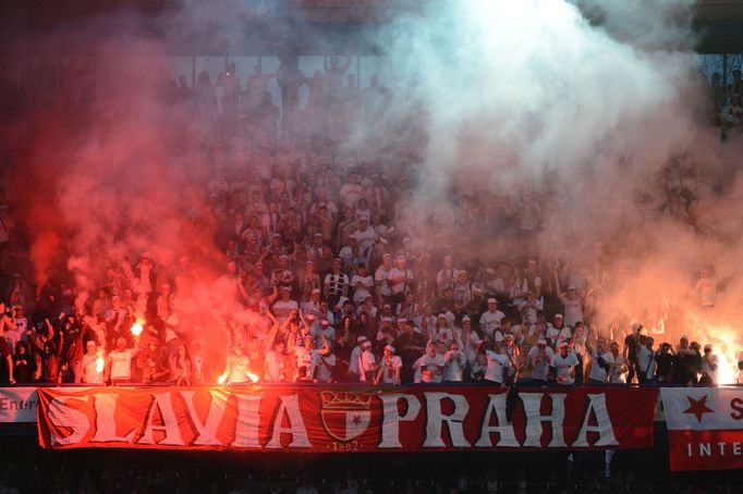 Pochod fanoušků fotbalové Slavie na 283. derby (jaro 2015)