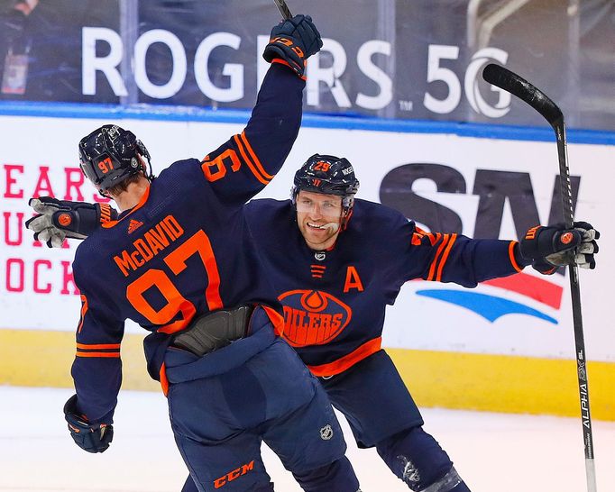 Connor McDavid slaví spolu s Leonem Draisaitlem svůj 100. bod v sezoně.