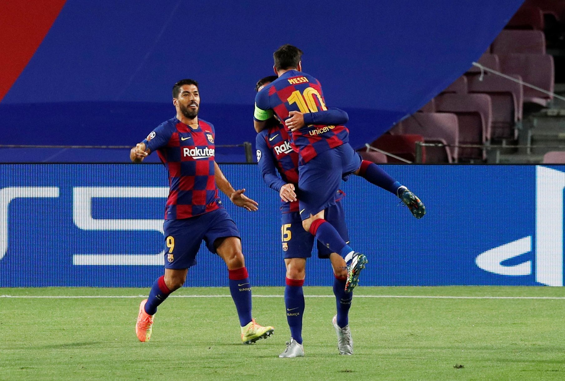 Clement Lenglet slaví gól v odvetném osmifinále Ligy mistrů Barcelona - Neapol