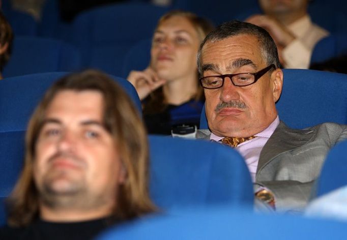 Ministr zahraničních věcí Karel Schwarzenberg na premiéře filmu Tobruk. Kromě něj byli v kinosále i další ministři - například Alexandr Vondra nebo Petr Gandalovič.