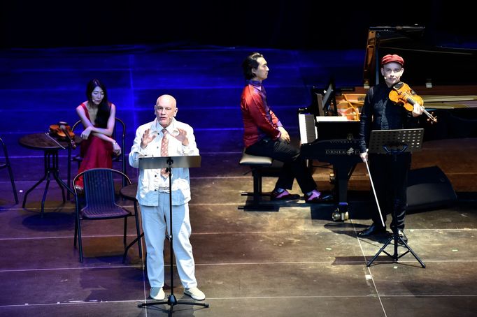 John Malkovich v Kroměříži uvedl inscenaci The Music Critic.