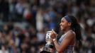 Coco Gauffová s trofejí pro vítězku French Open 2025