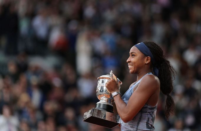 Coco Gauffová s trofejí pro vítězku French Open 2025