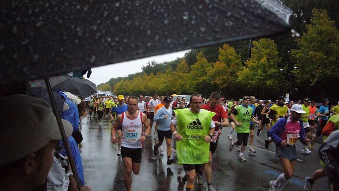 Berlínem proběhli maratonci. Mlze a dešti navzdory