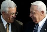 2003. Palestinský premiér Mahmúd Abbás a izraelský premiér Ariel Šaron se sešli při rozhovorech o oboustranných rozhovorech známých jako "cestovní mapa".