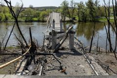 Jak překonat řeku, když jsou mosty zničené? Analytik o riskantních operacích Rusů