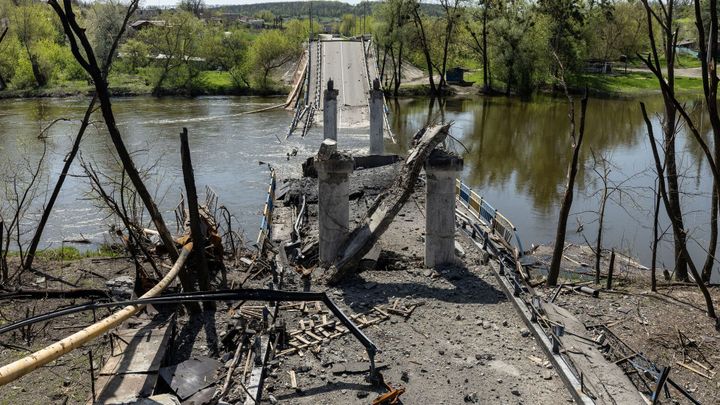 Jak překonat řeku, když jsou mosty zničené? Analytik o riskantních operacích Rusů; Zdroj foto: Reuters