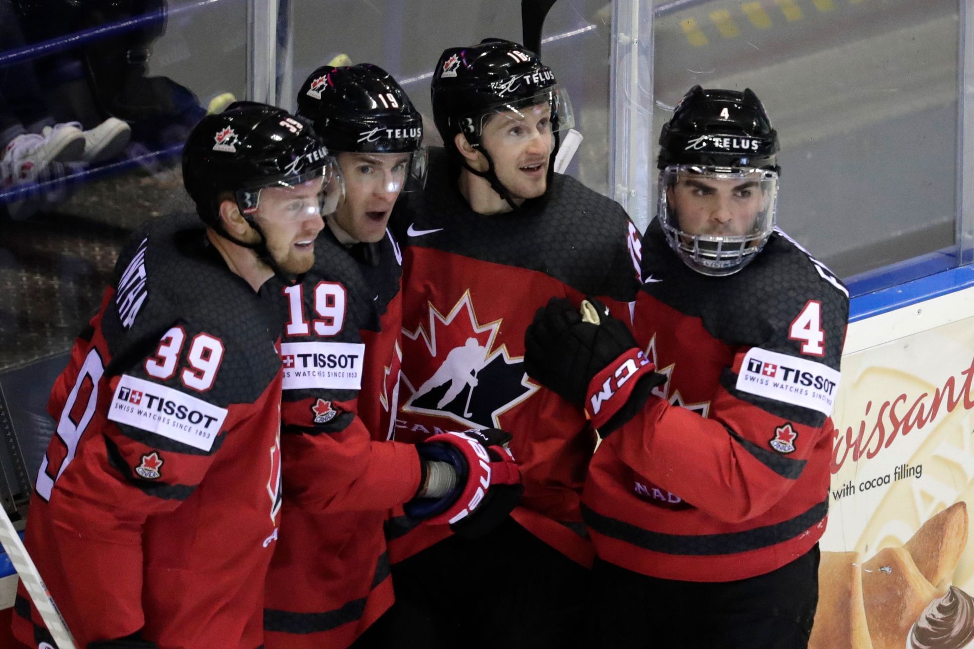 Kyle Turris slaví gól v zápase Kanada - USA na MS 2019