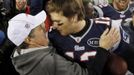 Trenér Patriotů Bill Belichick děkuje svému quarterbackovi Tomu Bradymu