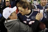 Trenér Patriotů Bill Belichick děkuje svému quarterbackovi Tomu Bradymu, jenž hraje za New England celou kariéru. Brady dotáhl tým již popáté do finále a vyrovnal se legendárnímu Johnu Elwayovi z Denveru.