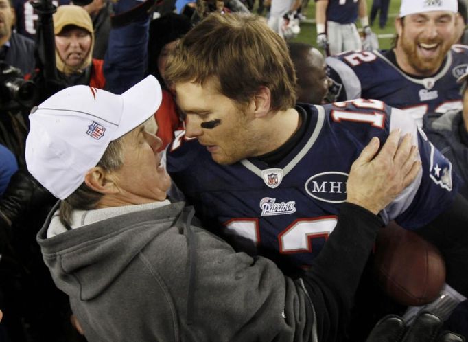 Trenér Patriotů Bill Belichick děkuje svému quarterbackovi Tomu Bradymu