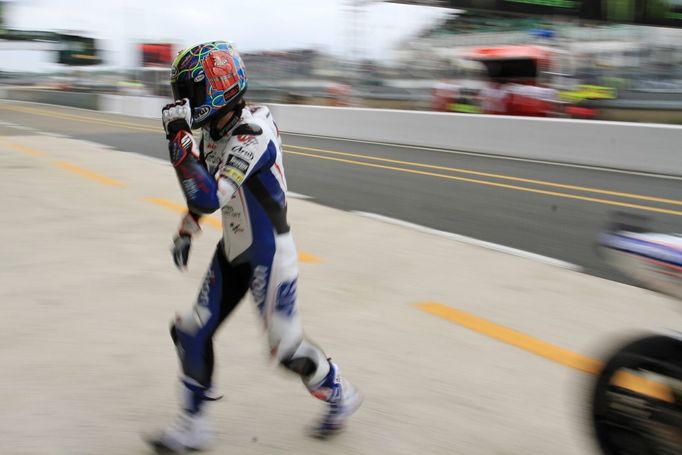 Smolná série pokračovala i v Le Mans. V dešti zaúřadovala nedostatečně zahřátá zadní pneumatika a Abraham po 11 kolech raději odstoupil.