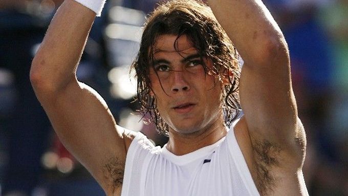 Rafael Nadal děkuje fanouškům po vyhraném osmifinále US Open proti Američanu Querreymu.