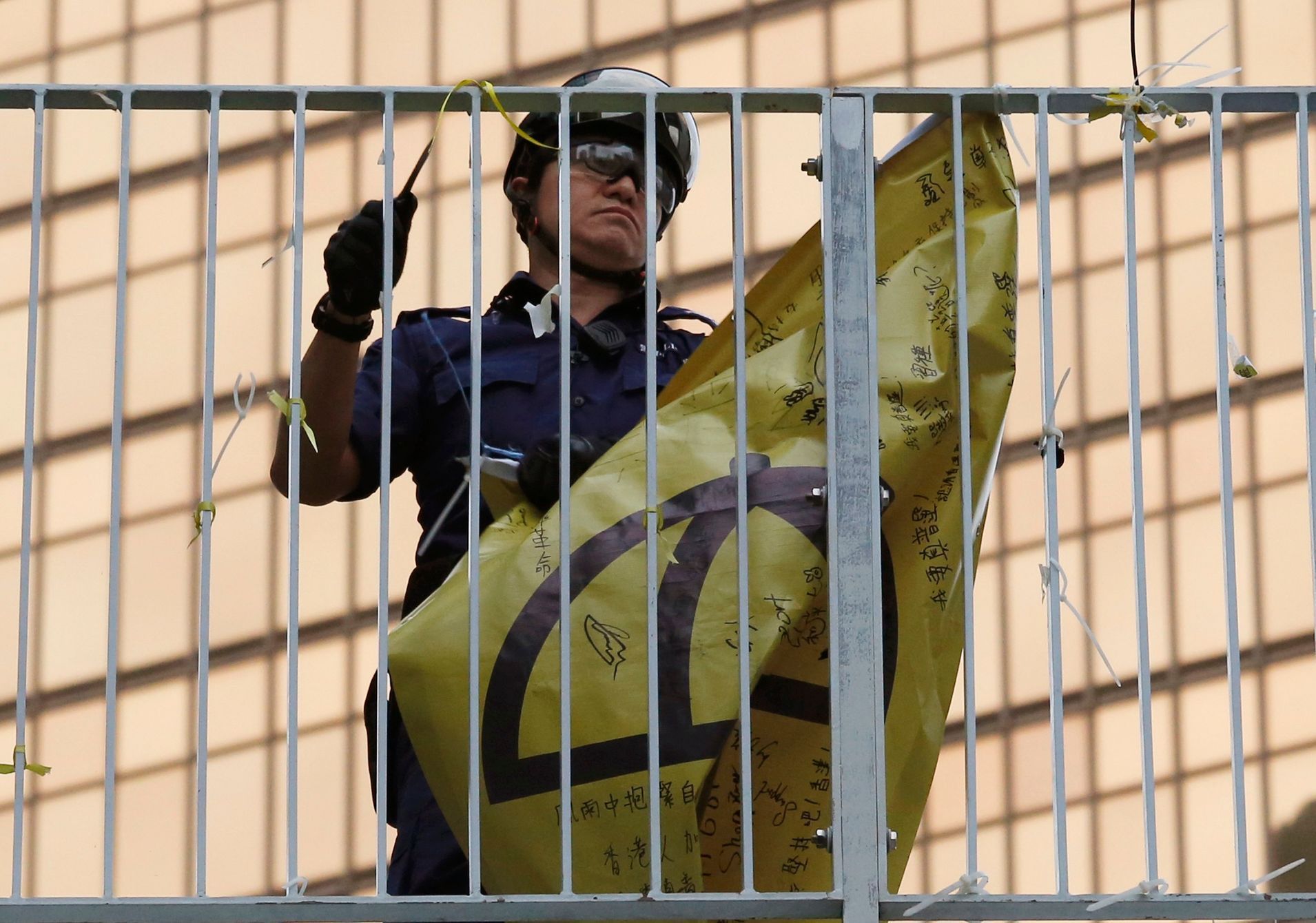 Střety demonstrantů s policisty v Hongkongu - 1. prosince