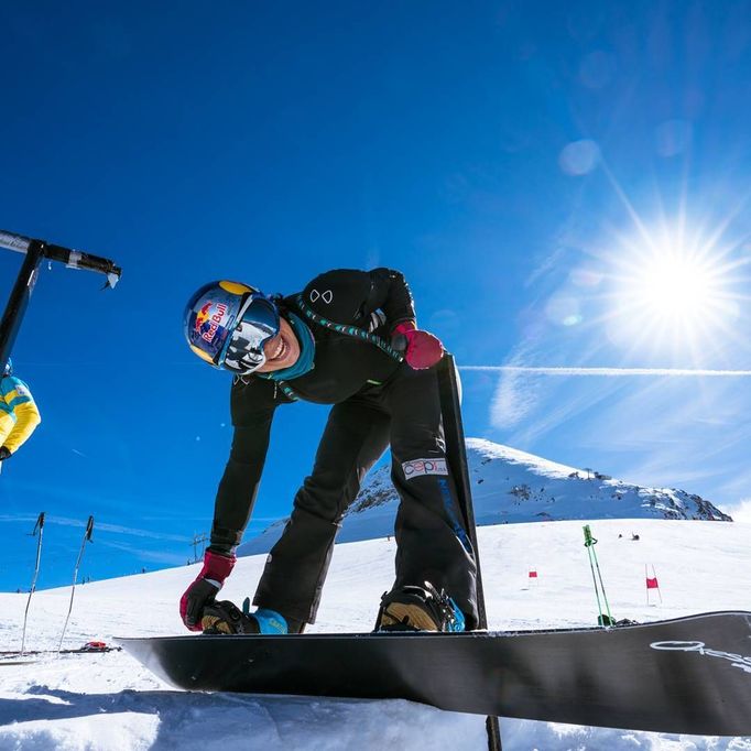 "Na horách je blaze!" vzkazuje olympijská šampionka ve snowboardcrossu Eva Samková na svých sociálních sítích.