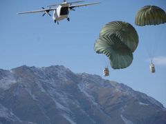 Letadlo Blackwateru shazuje zásoby americkým jednotkám v Afghánistánu