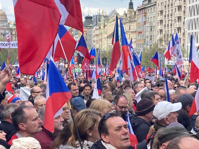 Lidé se na Václavském náměstí v Praze scházeli už několik hodin před demonstrací nazvané Česko proti bídě.