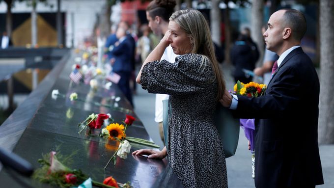 Amerika si připomíná oběti útoků 11. září. Na vzpomínkové akce dorazily tisíce lidí