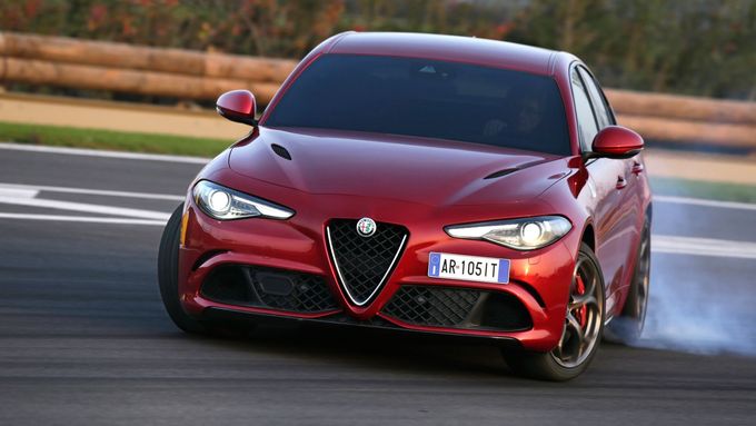 Alfa Romeo Giulia je nadějí milánské automobilky při jejím návratu na výsluní. Sedan střední třídy se zadním pohonem všech kol se může pochlubit skvělými jízdními vlastnostmi a atraktivním designem