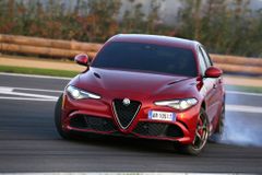 Alfa Romeo se chce zvednout ze dna. Nahoru ji tlačí pět miliard eur, brutální Giulia i nové SUV