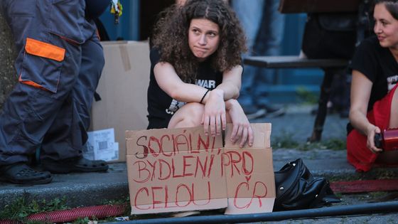 Fotoblog: Jak jít do práce, když nemáte kde spát? Prahou prošla demonstrace za sociální bydlení