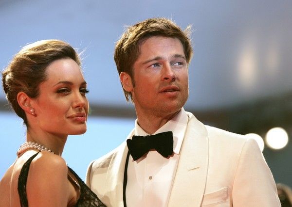 Brad Pitt s Angelinou Jolie na filmovém festivalu v Benátkách.