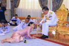 Thajský král se nečekaně oženil. Vzal si svoji bodyguardku, vztah před svatbou tajili