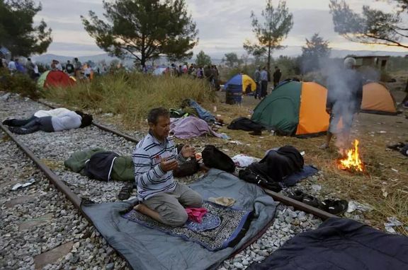 Uprchlíci se provizorně utábořili poblíž gevgelijského nádraží.