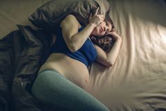 Těhotenství je stresuje. Matky často trápí chování rodiny i nemocnice, ukázal výzkum
