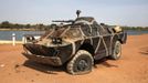 A Malian armored vehicle, believed to be attacked by Islamist rebels, sits on the side of a road in Diabaly January 26, 2013. The attack killed at least two Malian soldiers, according to the Malian army. REUTERS/Joe Penney (MALI - Tags: MILITARY CIVIL UNREST POLITICS CONFLICT) Published: Led. 26, 2013, 7:04 odp.