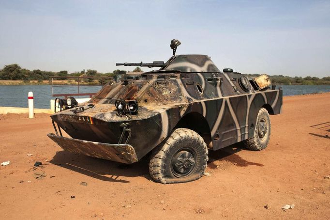 A Malian armored vehicle, believed to be attacked by Islamist rebels, sits on the side of a road in Diabaly January 26, 2013. The attack killed at least two Malian soldiers, according to the Malian army. REUTERS/Joe Penney (MALI - Tags: MILITARY CIVIL UNREST POLITICS CONFLICT) Published: Led. 26, 2013, 7:04 odp.