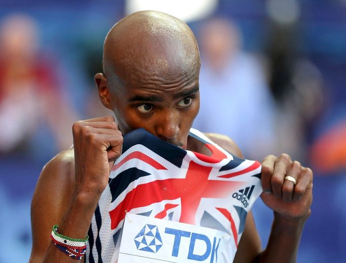 Mo Farah slaví vítězství nad 10 000 metrů