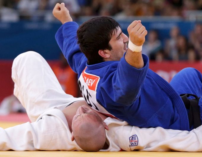 Lukáš Krpálek (v bílém) bojuje na olympiádě v Londýně