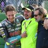Valentino Rossi zdraví své fanoušky po závodě MotoGP v Misanu