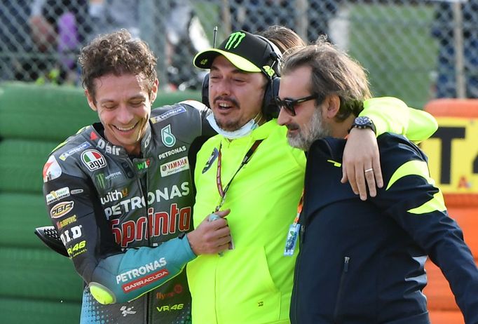 Valentino Rossi zdraví své fanoušky po závodě MotoGP v Misanu