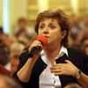 Jiřina Perničková z Olomouce diskutuje na valné hromadě stomatologické komory