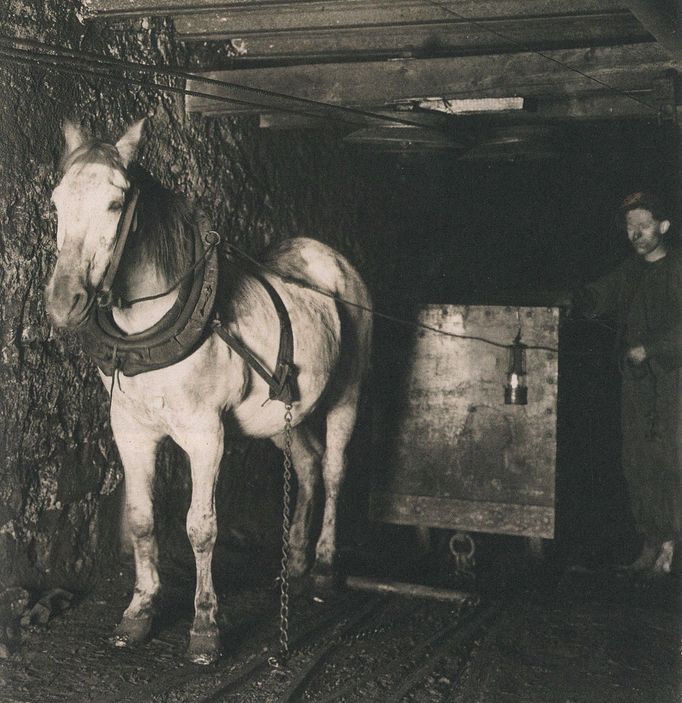 Ukázka z knihy Ondřeje Durczaka „Vzhůru do dolů! - Fotografické album průmyslového a kulturního dědictví uhelného hornictví ostravsko-karvinského revíru“ z roku 2023.