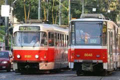 V Praze vykolejila tramvaj. Dva lidé zraněni