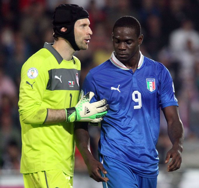 Fotbal, Česko - Itálie: Petr Čech - Mario Balotelli