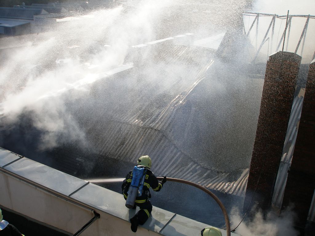 Požár továrny v Nové Pace