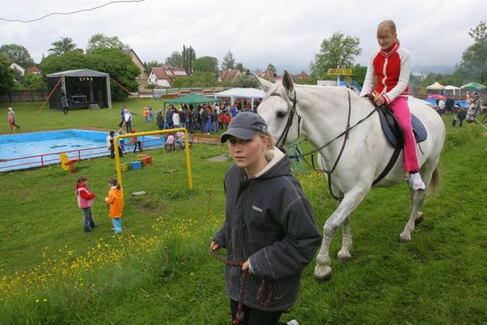 Mezi atrakcemi lákající děti voličů byla i projížďka na koních