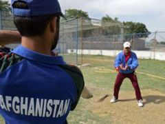 Stále se sice bojuje, ale afghánští sportovci se po mnohaleté pauze znovu rozjíždějí do světa. Národní tým kriketu trénuje na zápasové turné v Anglii.