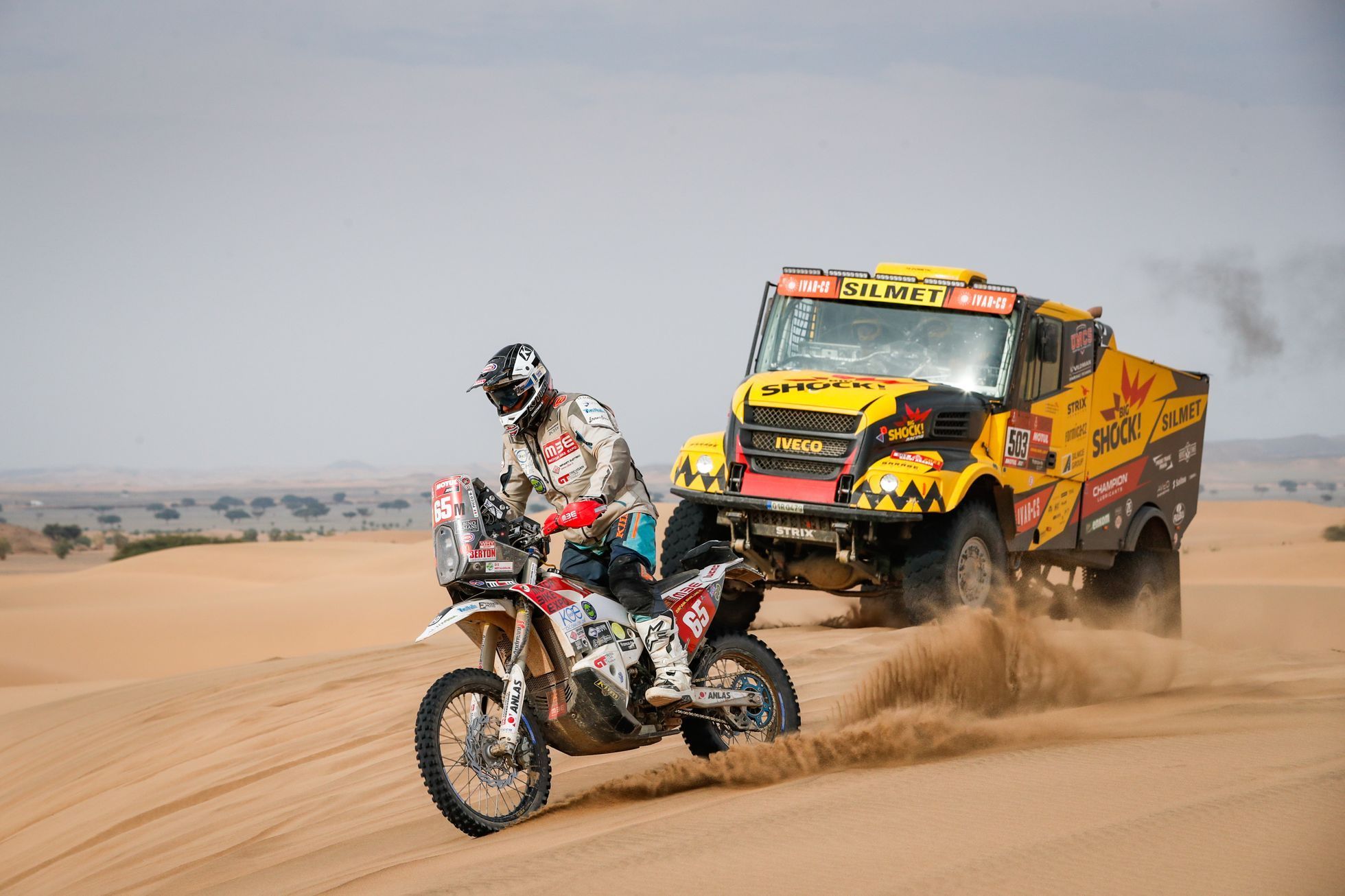 Martin Macík mladší (Iveco) a Franco Picco (Husqvarna) v 11. etapě Rallye Dakar 2021