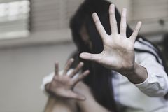 Soudy často omlouvají pachatele. Trest za znásilnění je v Česku nízký, uvádí analýza