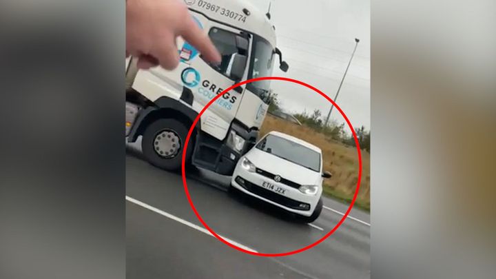 Odstrašující příklad mrtvého úhlu. Video ukazuje zdánlivě šílené chování řidiče; Zdroj foto: Reddit/CasualUK