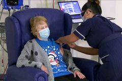 "Zbavme se té hrozné věci." 90letá Britka jako první dostala vakcínu, jde příkladem