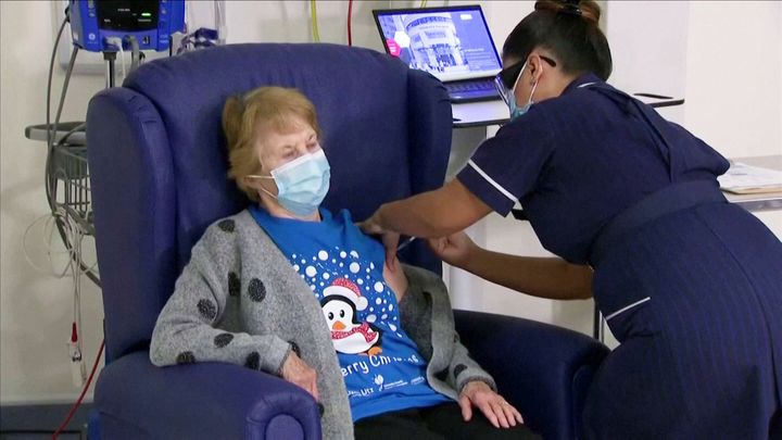 "Zbavme se té hrozné věci." 90letá Britka jako první dostala vakcínu, jde příkladem