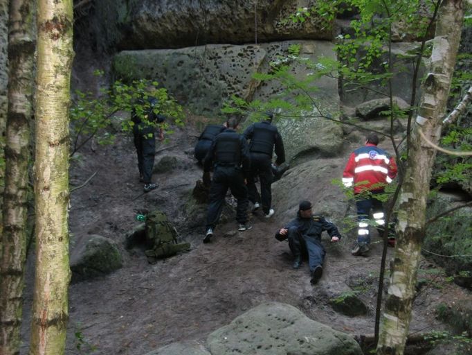 Jejich velitelé jim zde připravili trasu dlouhou cca 25 km, na které policisty čekalo deset stanovišť s různými úkoly