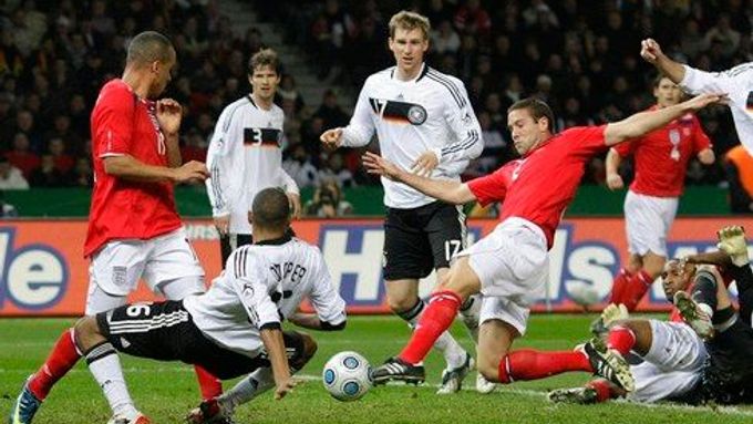 Angličan Matthew Upson dává vedoucí gól Anglie v přátelském utkání proti Německu